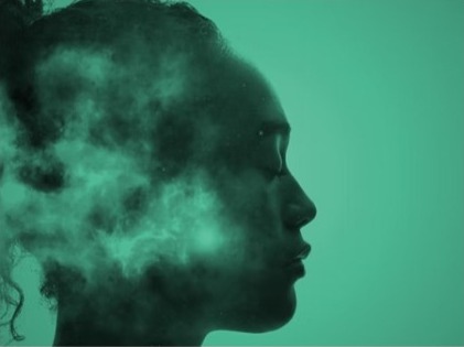 Profiel van een vrouw met een wolk van rook rond het hoofd, op een groene achtergrond